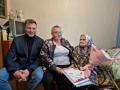 В атмосфере тепла и сердечности депутат Василий Аверьянов навестил Шубарину Лидию Николаевну, чтобы поздравить ее со столетним юбилеем 