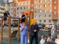 В атмосфере праздника и веселья состоялось торжественное открытие модернизированной детской площадки на Связи, 3